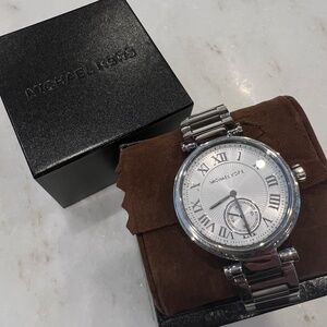 Michael Kors Silver Watch (BOX INCLUDED)
